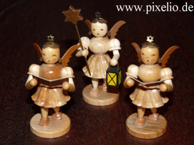 drei Holzfiguren: singende Engel